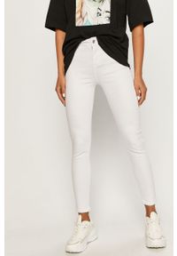 ANSWEAR - Answear - Jeansy Answear Lab. Kolor: biały. Materiał: jeans. Wzór: gładki. Styl: wakacyjny #1