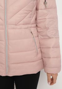 Born2be - Ciemnoróżowa Pikowana Kurtka z Kapturem i Ozdobnymi Sznurkami Zailora. Okazja: na co dzień. Typ kołnierza: kaptur. Kolor: różowy. Materiał: jeans. Styl: elegancki, casual #3