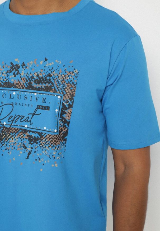Born2be - Niebieski Bawełniany T-shirt Ozdobiony Nadrukiem Nartzedi. Okazja: na co dzień. Kolor: niebieski. Materiał: bawełna. Wzór: nadruk, aplikacja. Styl: casual