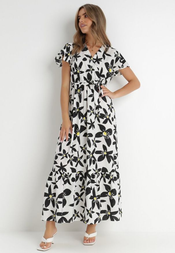 Born2be - Biała Sukienka Marrie. Kolor: biały. Materiał: materiał. Długość rękawa: krótki rękaw. Wzór: kwiaty. Sezon: lato. Typ sukienki: kopertowe. Długość: maxi