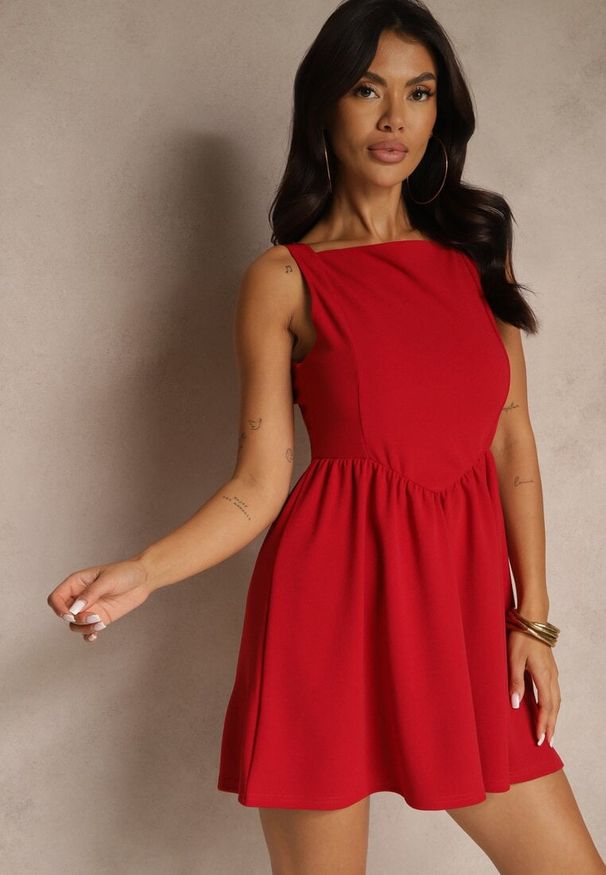 Renee - Czerwona Sukienka Koktajlowa z Wiskozą o Rozkloszowanym Kroju Tilurea. Kolor: czerwony. Materiał: wiskoza. Sezon: lato. Typ sukienki: rozkloszowane. Styl: wizytowy