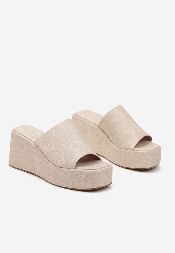 Born2be - Beżowe Klapki na Koturnie Zdobione Panterkowym Tłoczeniem Xovianne. Okazja: na co dzień. Kolor: beżowy. Materiał: jeans. Wzór: aplikacja. Sezon: lato. Obcas: na koturnie. Styl: klasyczny, elegancki, casual