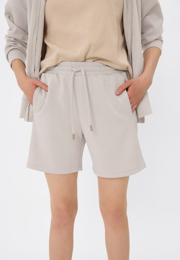 Volcano - Sportowe szorty M-LOTIZ. Materiał: poliester, elastan, tkanina, dresówka, materiał, włókno, wiskoza. Długość: krótkie. Wzór: napisy, gładki. Styl: sportowy