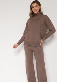 Born2be - Ciemnobeżowy Klasyczny Dzianinowy Komplet z Wiskozą Szerokie Spodnie i Sweter Półgolf Reillena. Kolor: beżowy. Materiał: dzianina, wiskoza #2
