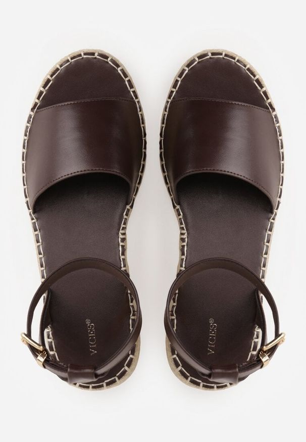 Renee - Ciemnobrązowe Sandały VICES na Plecionej Platformie z Zapięciem na Pasek z Klamrą Evimoni. Zapięcie: klamry. Kolor: brązowy. Materiał: len. Obcas: na platformie