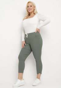 Born2be - Ciemnozielone Spodnie High Waist z Troczkiem w Pasie Istmena. Okazja: na spotkanie biznesowe, na co dzień. Stan: podwyższony. Kolor: zielony. Styl: casual, elegancki, biznesowy #3