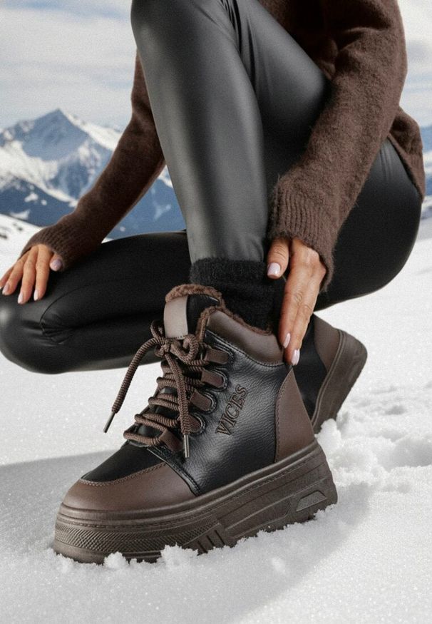 Born2be - Czarno-Brązowe Sneakersy Śniegowce Vices na Grubej Podeszwie z Tłoczeniem Ozdobione Napisem Fettania. Okazja: na co dzień. Kolor: czarny. Materiał: jeans, puch, skóra. Wzór: napisy, aplikacja