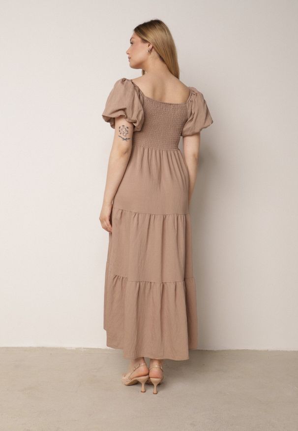 Born2be - Beżowa Wiskozowa Sukienka z Bufiastymi Rękawami i Marszczoną Górą Liones. Okazja: na co dzień. Kolor: beżowy. Materiał: wiskoza. Długość rękawa: krótki rękaw. Sezon: lato. Typ sukienki: proste. Styl: wakacyjny, casual