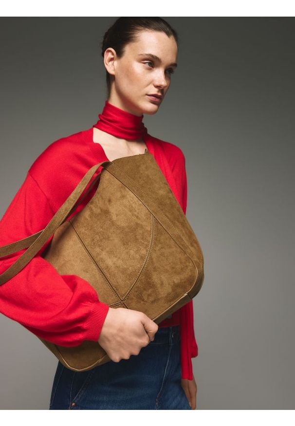 Reserved - Torebka shopper z imitacji zamszu - brązowy. Kolor: brązowy. Materiał: zamszowe