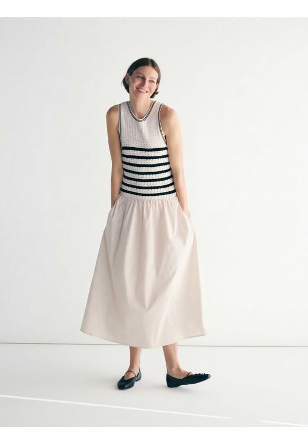 Reserved - Sukienka z wiskozą - kremowy. Kolor: kremowy. Materiał: wiskoza