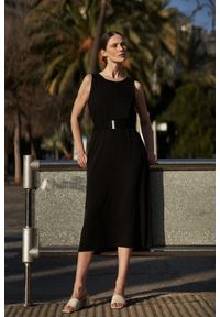 MOODO - Gładka sukienka midi czarna. Kolor: czarny. Wzór: gładki. Długość: midi