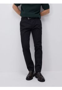 Reserved - Spodnie chino slim z paskiem - czarny. Kolor: czarny. Materiał: tkanina, bawełna