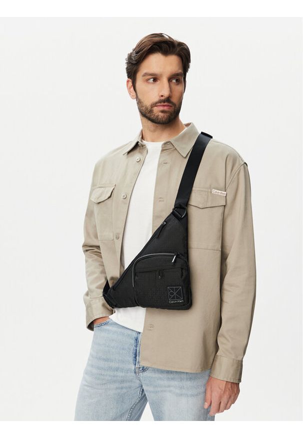 Calvin Klein Saszetka Utility Emblem Aop Crossbody LV04D3386G Czarny. Kolor: czarny. Materiał: materiał