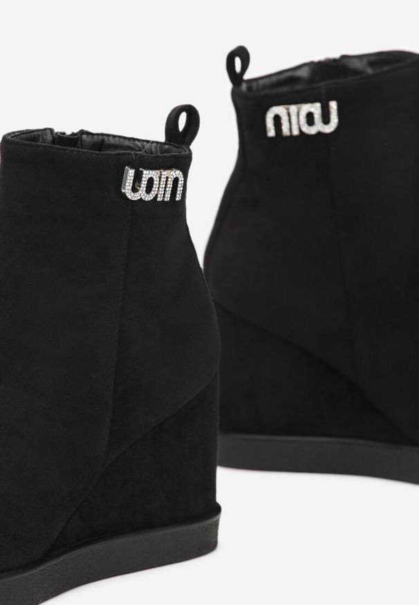 Born2be - Czarne Botki na Koturnie z Ozdobną Klamerką z Cyrkoniami Atuna. Okazja: na co dzień. Kolor: czarny. Materiał: jeans. Obcas: na koturnie. Styl: elegancki, casual