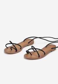 Renee - Czarne Sandały Chryselle. Nosek buta: otwarty. Zapięcie: pasek. Kolor: czarny. Wzór: paski. Sezon: lato. Obcas: na płaskiej podeszwie #3