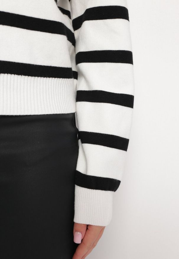 Born2be - Biało-Czarny Golf Sweter Zapinany na Suwak w Paski Sakine. Typ kołnierza: golf. Kolor: biały. Wzór: paski