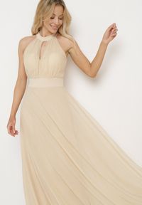 Born2be - Beżowa Wieczorowa Sukienka ze Stójką Wiązana w Talii Ozdobiona Siateczką Nestasoni. Okazja: na imprezę. Typ kołnierza: kołnierzyk stójkowy. Kolor: beżowy. Materiał: satyna. Długość rękawa: bez rękawów. Wzór: aplikacja. Styl: wizytowy #2