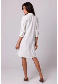 BeWear - Luźna sukienka z kołnierzykiem guzikami i kieszeniami ecru. Materiał: materiał. Typ sukienki: trapezowe #3