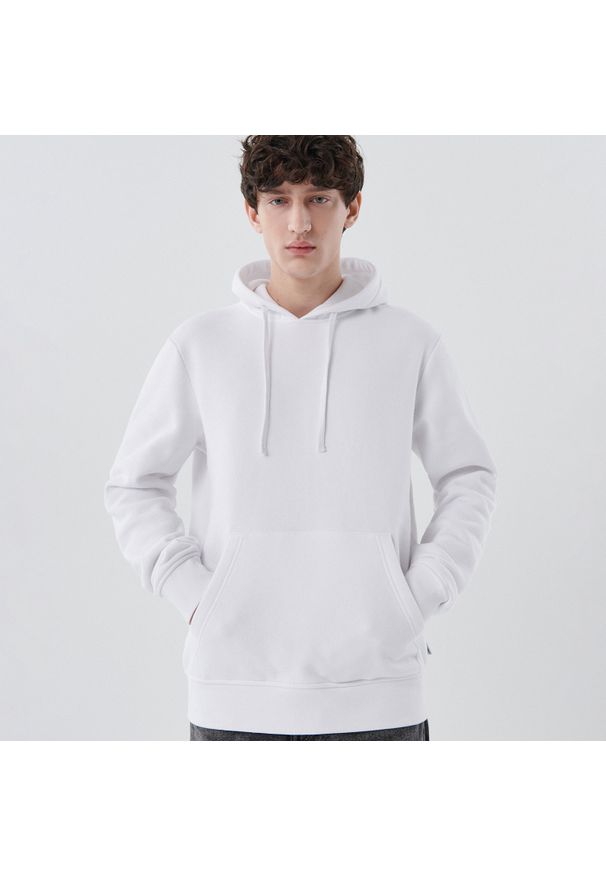 Cropp - Biała bluza z kapturem - Biały. Typ kołnierza: kaptur. Kolor: biały. Materiał: bawełna, dzianina. Wzór: gładki