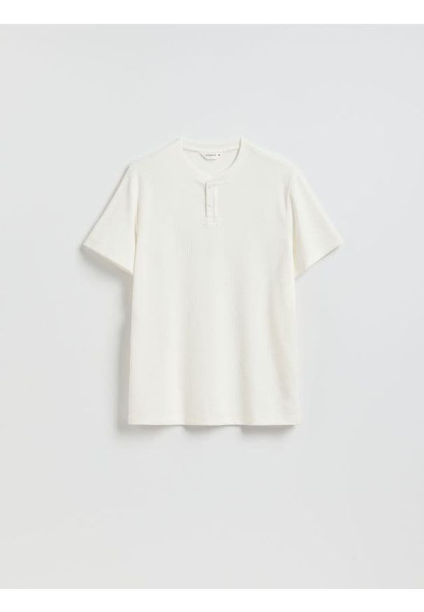 Reserved - T-shirt henley regular fit - złamana biel. Typ kołnierza: typu henley. Materiał: dzianina, bawełna