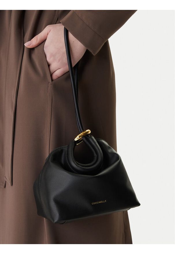 Coccinelle Torebka UAA Coccinellefinn Popuch E1 UAA 58 01 01 Czarny. Kolor: czarny. Materiał: skórzane