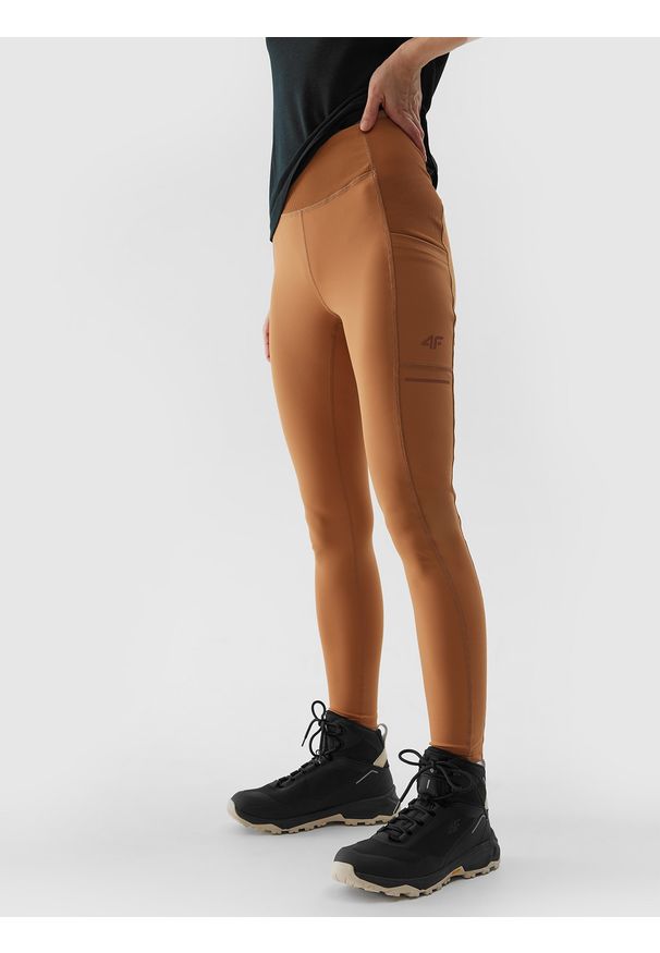 4f - 4F Spodnie do biegania w terenie szybkoschnące damskie - brązowe XXL. Stan: podwyższony. Kolor: brązowy. Materiał: dzianina, elastan, włókno, tkanina, syntetyk, materiał. Długość: do kostek. Wzór: gładki, jednolity, kolorowy, ze splotem. Sport: fitness, bieganie