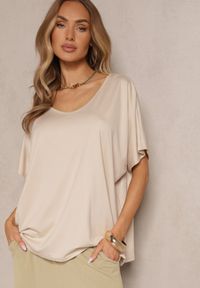 Renee - Beżowy T-shirt z Wiskozą w Stylu Nietoperza Liofala. Okazja: na co dzień. Kolor: beżowy. Materiał: wiskoza. Styl: elegancki, casual