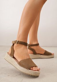 Renee - Ciemnozielone Sandały VICES z Imitacji Zamszu na Niskim Plecionym Koturnie Anameda. Okazja: na co dzień. Zapięcie: pasek. Kolor: zielony. Materiał: zamsz. Wzór: haft. Obcas: na koturnie. Styl: casual #1