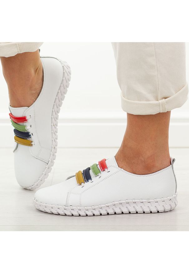Białe skórzane półbuty damskie Vinceza 95376. Okazja: na spacer, na co dzień. Nosek buta: okrągły. Kolor: biały. Materiał: skóra. Szerokość cholewki: normalna. Wzór: aplikacja, kolorowy. Sezon: wiosna, lato. Styl: casual, elegancki, sportowy, klasyczny