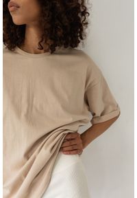 Marsala - T-shirt typu oversize w kolorze CLASSIC BEIGE - COY. Materiał: elastan, bawełna. Styl: elegancki #1