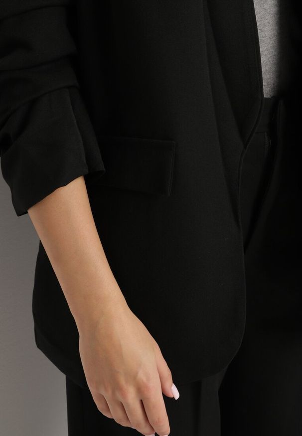 Born2be - Czarna Długa Marynarka z Rękawami 3/4 Ozdobionymi Marszczeniami Banette. Okazja: na co dzień, na spotkanie biznesowe. Kolekcja: plus size. Kolor: czarny. Materiał: jeans. Długość: długie. Wzór: aplikacja. Styl: klasyczny, biznesowy, casual