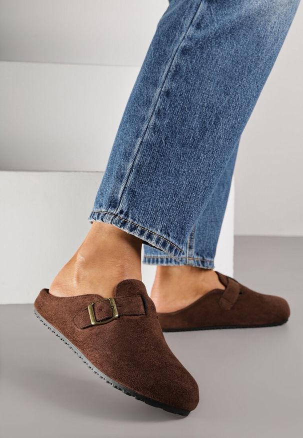 Born2be - Ciemnobrązowe Klapki Typu Mule z Imitacji Zamszu z Paskiem z Klamerką Anevitta. Okazja: na co dzień, na spacer. Kolor: brązowy. Materiał: zamsz. Styl: casual, klasyczny, elegancki