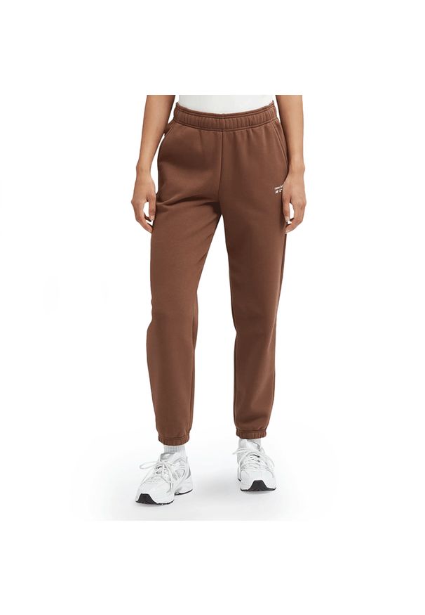 Spodnie New Balance WP33513PNC - brązowe. Kolor: brązowy. Materiał: dresówka, bawełna, poliester, materiał, prążkowany. Wzór: napisy