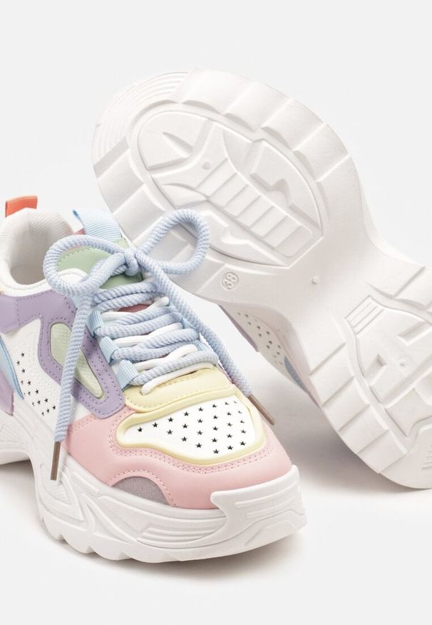 Born2be - Biało-Niebieskie Sneakersy na Podeszwie z Tłoczeniami w Streetwearowym Stylu Vaniffia. Okazja: na co dzień. Kolor: biały. Materiał: jeans. Wzór: aplikacja