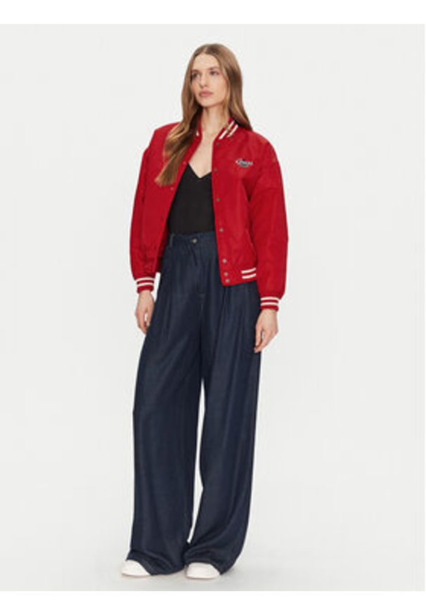 Guess Jeans Kurtka bomber W5RL43 WHAA2 Czerwony Regular Fit. Kolor: czerwony. Materiał: syntetyk