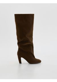 Reserved - Kozaki z imitacji zamszu - ciemnobrązowy. Kolor: brązowy. Materiał: zamsz #1