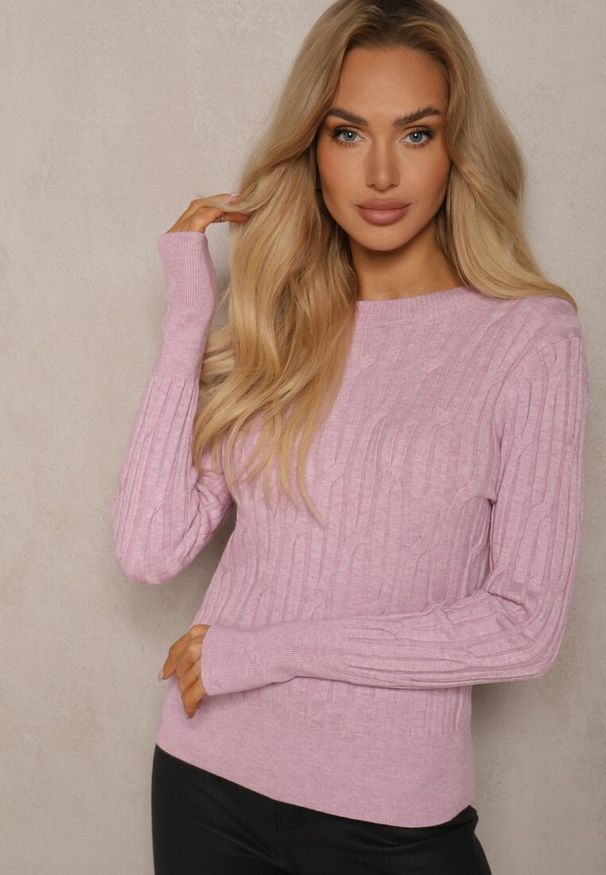 Renee - Jasnoróżowy Sweter z Wiskozą i Ozdobnym Splotem Saviana. Okazja: na co dzień. Kolor: różowy. Materiał: wiskoza. Wzór: ze splotem. Styl: casual, elegancki