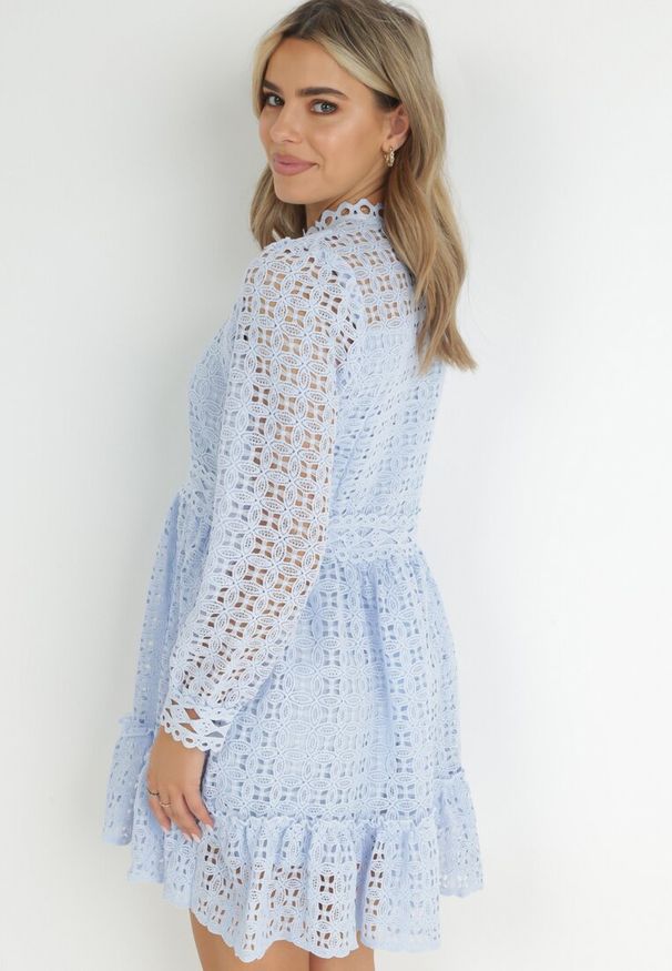 Born2be - Jasnoniebieska Koronkowa Sukienka Mini z Falbanką Kamari. Kolor: niebieski. Materiał: koronka. Wzór: gładki. Sezon: wiosna, lato. Długość: mini