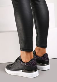 Renee - Czarne Sneakersy z Ekoskóry Ozdobione Brokatem i Metalicznym Detalem Isalieua. Kolor: czarny. Wzór: aplikacja