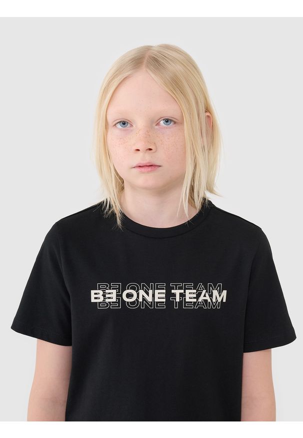 4f - 4F T-shirt z nadrukiem chłopięcy - czarny 152 (11-12 lat). Okazja: na co dzień. Kolor: czarny. Materiał: dzianina, bawełna, jersey. Długość rękawa: krótki rękaw. Długość: krótkie. Wzór: nadruk. Sezon: lato. Styl: klasyczny, sportowy, casual