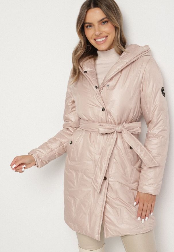 Born2be - Złoto-Różowa Kurtka z Pikowanymi Przeszyciami Kapturem i Wiązanym Paskiem Erlexie. Okazja: do pracy, na spacer, na co dzień, na spotkanie biznesowe. Kolor: złoty. Materiał: dzianina, jeans. Styl: casual, klasyczny, biznesowy