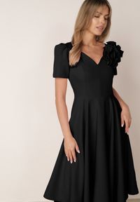 Born2be - Czarna Elegancka Rozkloszowana Sukienka z Kwiatem 3D Eugorus. Kolor: czarny. Wzór: kwiaty. Styl: elegancki #1