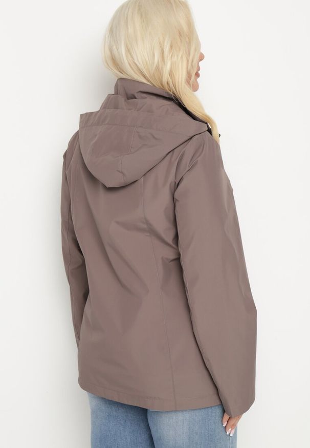 Born2be - Jasnobrązowa Kurtka o Prostym Kroju z Odpinanym Kapturem Nusanelis. Okazja: na co dzień. Kolekcja: plus size. Kolor: brązowy. Materiał: jeans. Styl: sportowy, klasyczny, elegancki, casual