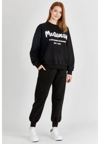 Alexander McQueen - ALEXANDER MCQUEEN Czarna bluza damska z logo, Rozmiar 38. Kolor: czarny. Materiał: prążkowany, bawełna