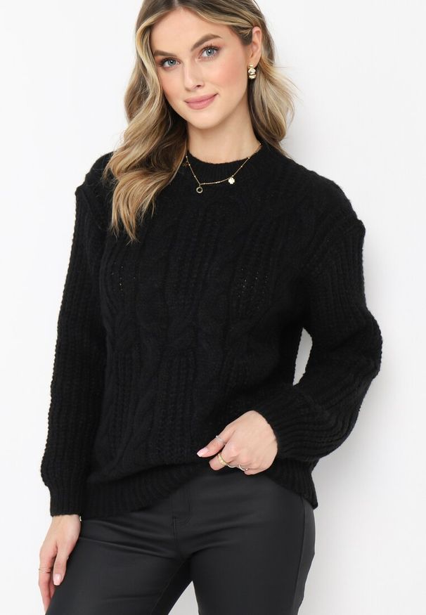 Born2be - Czarny Sweter w Ozdobny Splot Rulda. Kolor: czarny. Materiał: dzianina. Wzór: ze splotem. Styl: klasyczny