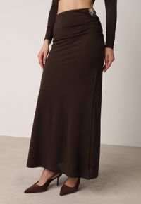 Born2be - Brązowy Marszczony Komplet z Kwiatowymi Aplikacjami Bluzka i Spódnica Bervisse. Kolor: brązowy. Wzór: aplikacja, kwiaty #2