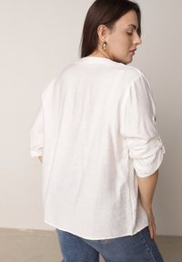 Born2be - Biała Bluzka Ozdobiona Guzikami i Haftowanymi Kwiatami Delmana. Okazja: na co dzień. Kolekcja: plus size. Kolor: biały. Materiał: materiał, tkanina. Wzór: aplikacja, kwiaty, haft. Sezon: lato. Styl: klasyczny, casual #3