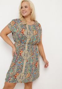 Born2be - Zielono-Beżowa Wiskozowa Sukienka w Stylu Boho o Pudełkowym Kroju z Materiałowym Paskiem Neteri. Okazja: na co dzień. Kolor: zielony. Materiał: wiskoza, materiał. Styl: boho #1