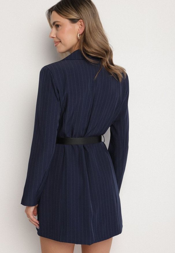Born2be - Granatowa Sukienka w Stylu Marynarki z Wiskozą z Usztywnioną Linią Ramion w Paski Nevolia. Okazja: do pracy. Kolor: niebieski. Materiał: wiskoza. Wzór: paski. Styl: klasyczny, elegancki