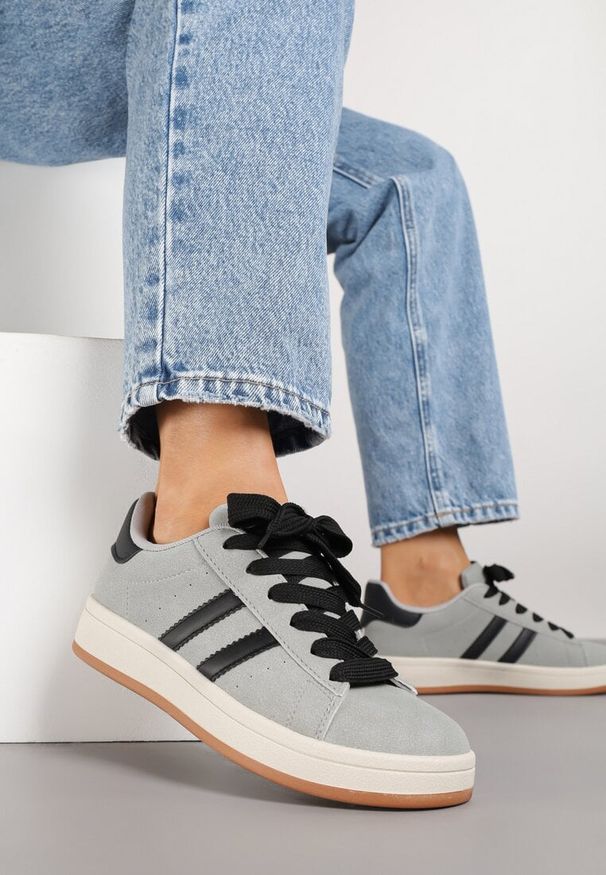 Renee - Szaro-Czarne Sneakersy z Geometrycznym Wzorem Rillomia. Okazja: na co dzień. Kolor: szary. Materiał: jeans. Wzór: geometria